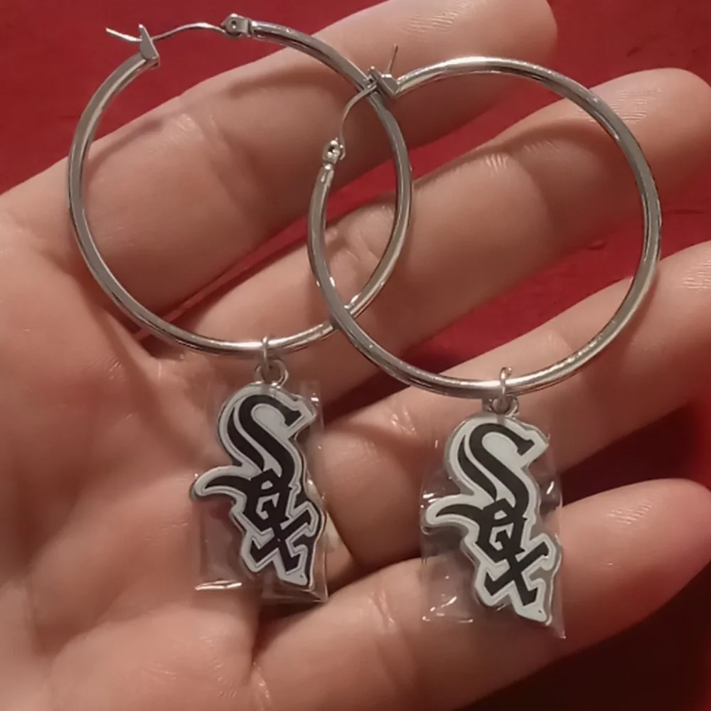 Chicago white Sox earrings nwt protective covers on medallion MLB Baseball MLB - Picture 3 of 3